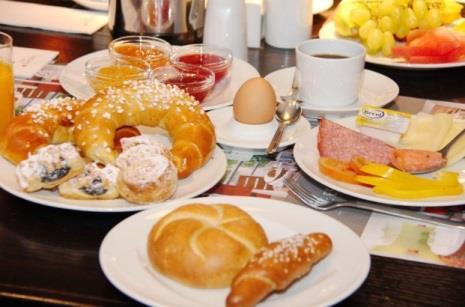 Sonntag, 16.07.2017 Frühstücken Wir gehen gemeinsam zum neuen Hubmann in Gralla frühstücken. Jeder kann sich vom Buffet nehmen was ihm schmeckt.