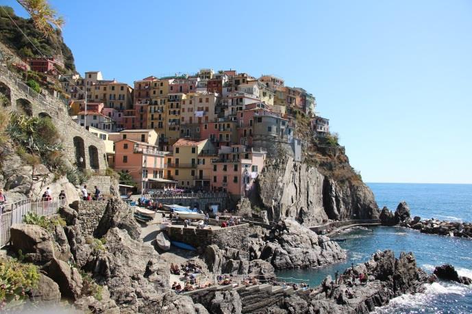 45 Uhr nach Riomaggiore in die Cinque Terre. Das Wetter ist sehr schön und an der Sonne recht warm. Es sind sehr viele Touristen unterwegs. Der Zug ist total voll. Wir schauen uns Riomaggiore an.