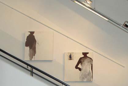 Dass Gudrun Fischer-Bomert sich nicht nur mit Malerei beschäftigt, kann auch in dieser Ausstellung beobachtet werden.
