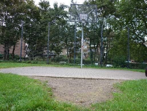 Korb, die Rasenfläche auf den Fußballfeldern ist sehr Abbildung 47: Bolzplatz an der Güstrower Straße uneben und birgt Unfallrisiken.