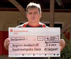 Clubwirt Ingo Gebauer strahlte mit der Sonne um die Wette. Der Marathonmann in Sache Spenden bei Bergisch Gladbach 09 überreichte erneut einen Scheck, diesmal über stattliche 4.