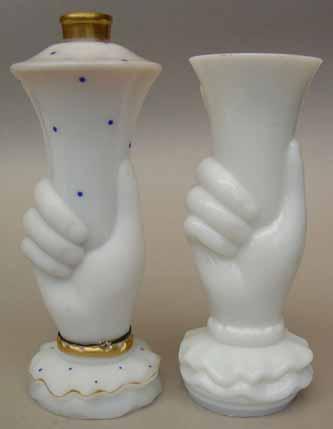 Abb. 2006-3/212 Rechte Hand mit Füllhorn, opak-weißes, press-geblasenes Glas, bunt bemalt,