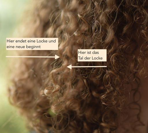 5. Lockige Haare schneiden Vorteile des trockenen Schneidens. Wenn du bei lockigen Haaren die erste Runde trocken schneidest, werden die Haare nicht ganz gerade gestreckt sein.