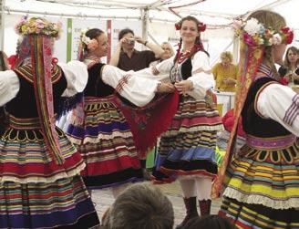 Die polnische Tanzgruppe erfreute nicht nur mit anmutigem Tanz, sondern auch mit farbenprächtigen Gewändern Foto: R. Weber Foto: G. Fitzke Unser Olympiadorf-Sommerfest am 16., 17. und 18.