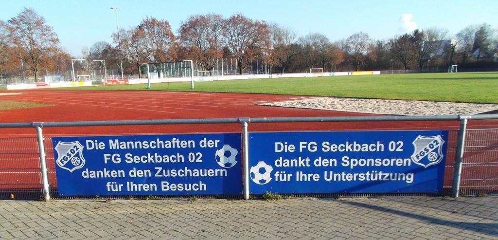 Bandenwerbung Auf unserem Sportgelände besteht für Sie an der Spielfeldumrandung die Möglichkeit der Bandenwerbung, sowohl an unserem Rasenplatz, wie auch an unserem Kunstrasenplatz.