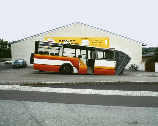 Bushaltestelle, Gelatin, Staatz, Österreich, 2001 C-Print, fotografiert mit