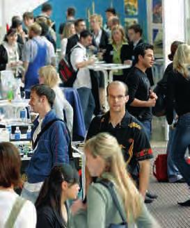 N E T Z W E R K E I N H A L L E Networks in Halle #9 Die Firmenkontaktmesse campusmeetscompanies fand 2007 zum neunten Mal statt. The ninth campusmeetscompanies contact fair was held in 2007.