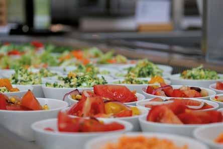 Die Küchenleitungen der medbo Großküchen legen viel Wert darauf, die Kolleginnen und Kollegen lecker, gesund und nachhaltig zu versorgen. Es ist klar: Essen ist nicht nur eine Lebensnotwendigkeit.