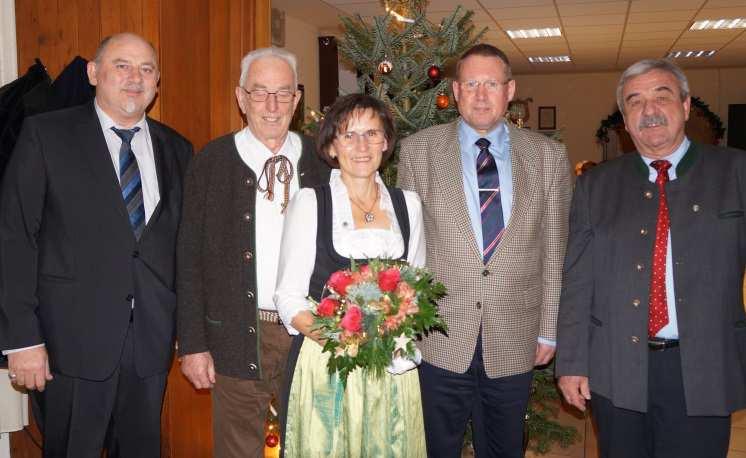 Vereine und Ehrungen Irene Schmid wird für 40 Jahre Singen geehrt Schützen Wöhr Im Rahmen der Weihnachtsfeier des Schützenvereins Wöhr wurden für 50 Jahre Mitgliedschaft Hans Euringer (Bild li.