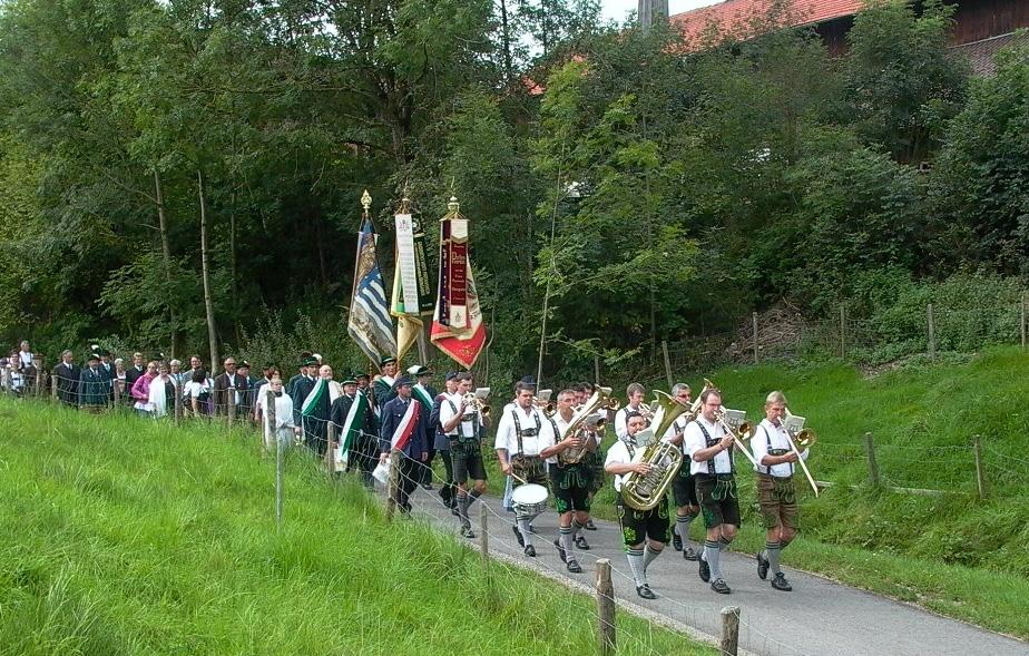 Festzug durch das Bachtal in Urspring Urspring Im September 2011 wurde der Abschluss des Ver- Mit Schwendmaßnahmen (Entfernung von Baum- fahrens Urspring gefeiert.