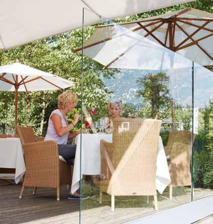 Windschutzwand aus Glas Trennt dezent und schützt optimal Windschutzwände aus Glas sind ideal, um das Freiluftvergnügen im privaten Garten, in Gastronomie oder öffentlichem