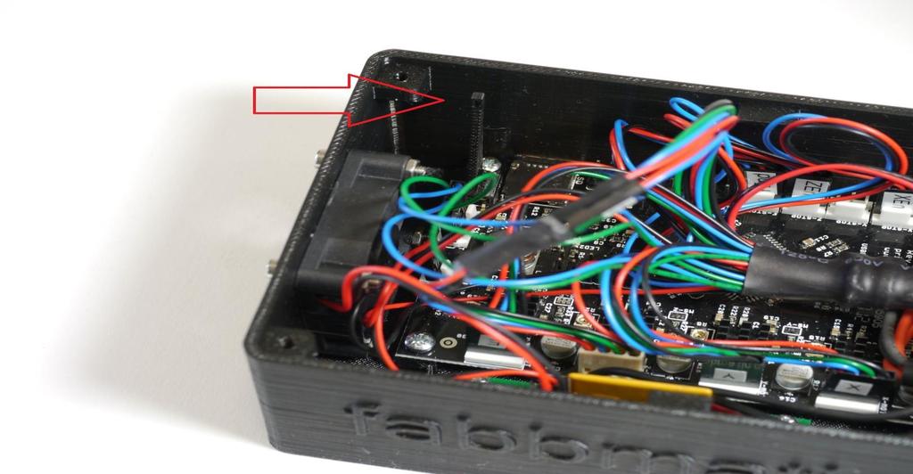 Es folgt die kleine Platine für den Anschluss an die externe Stromversorgung. Achten Sie bitte, dass die 3 roten Leitungen vom Netzteil an +12V angeschlossen werden, die 3 schwarzen an -12V.