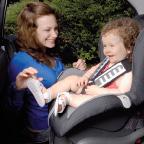 MERKMALE: Das ISOFIX-System verbindet den Kindersitz mit den ISOFIX-Befestigungspunkten im Fahrzeug; das Fehlbedienungs-Risiko wird entscheidend minimiert und eine optimierte Schutzwirkung erzielt