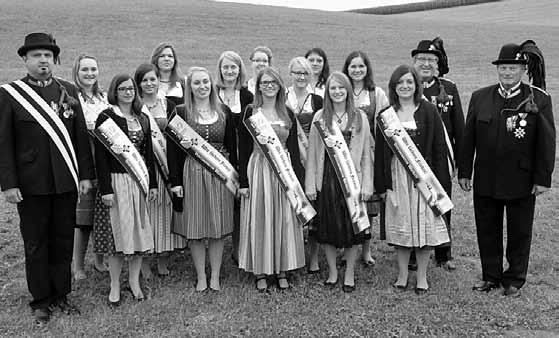 Die Kameraden des Krieger- und Veteranenverein Waldzell in ihren prächtigen Uniformen elf Gastvereine, zwei Musikkapellen und die örtlichen Vereine, darunter die Goldhaubenfrauen, die drei Waldzeller