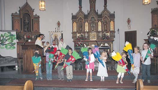Perl aktuell - 24 - Ausgabe 26/2012 Herr Pastor Janssen segnete die Kinder mit ihren Schultüten und anschließend wurden sie feierlich verabschiedet.