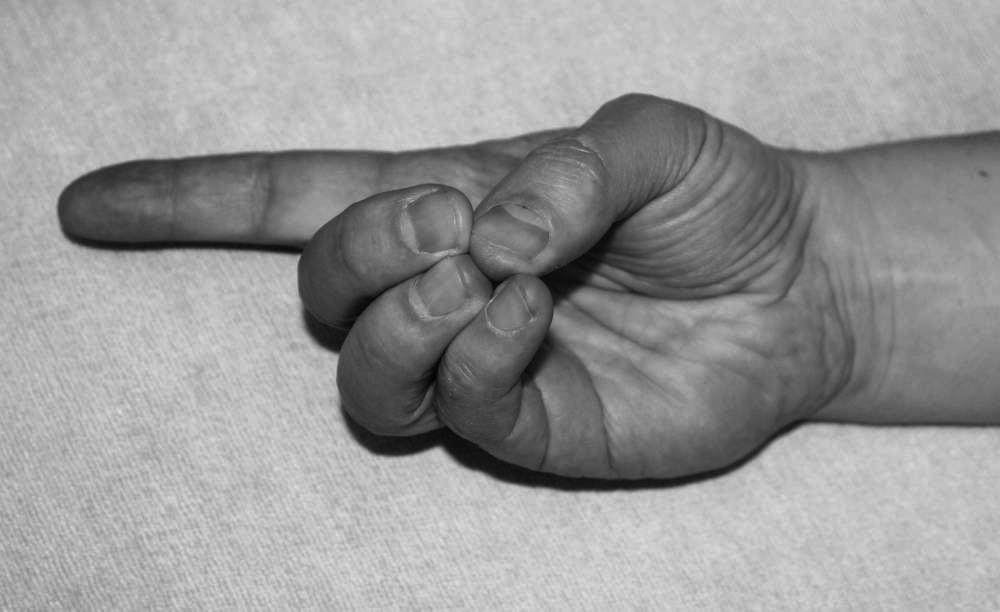 Auszüge Mudras Fingerbeweglichkeit: Hände Beschreibung Zeit Anmerkung Nutzen Beide Mittel-, Ring und Kleinfinger rund um den Daumennagel 10 Minuten 3x täglich 4 Minuten Mindestabstand Im