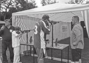 Sie hatten einen Schützenstand errichtet, an dem Fest der Vereine im OT Schadeleben Die Linedancer stellen sich vor sich Interessierte ausprobieren durften.