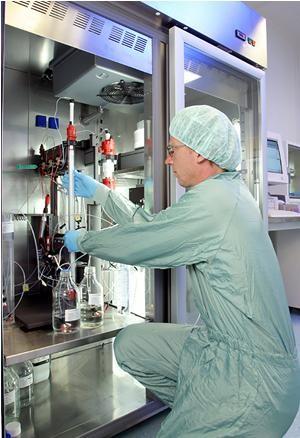 Alle Schritte bei der Herstellung der patientenspezifischen Impfung laufen im Labor der CellGenix Technologie Transfer GmbH in Freiburg ab.