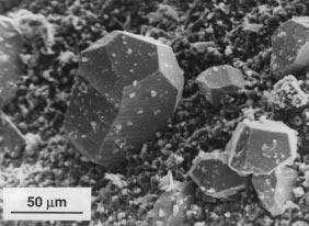 Abb. 8 Anglesitkristalle von gedrungenem Habitus auf einem angewitterten Sphaleritkristall, von