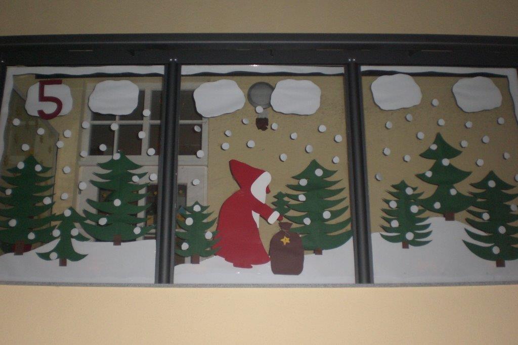 Das Adventsfenster zum Nikolausfest wurde von der Sonnengruppe des Kindergartens Laugna gestaltet Nikolaus besucht Laugnaer Kindergartenkinder Etwas nervös und aufgeregt warteten die Kinder in Laugna