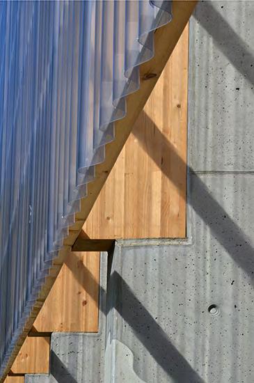 Die Aussteifung der Wetterschutzhülle, die als Holzkonstruktion auf den Stelen aufsitzt, erfolgt lediglich über eingespannte Stützen und der Dachscheibe.