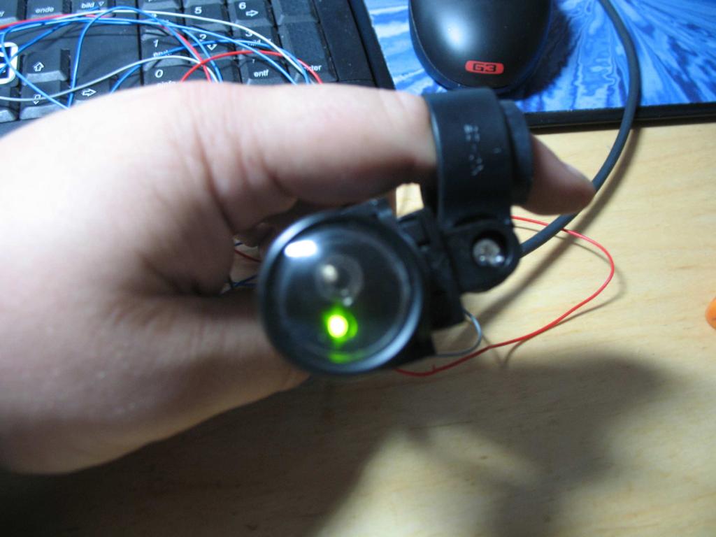 Bild 5: Schalter und Cockpit-LED im angebauten Zustand Ich habe alle 4 dünnen Kabel durch einen Schrumpfschlauch