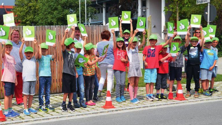 Kinder zeigen Schnellfahrern die rote Karte (28.07.