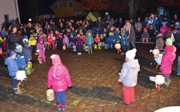 Kinder zeigten Tanz der Laternen (14.11.2016) Rund 80 Kinder feierten miteinander das Martinsfest Salching.