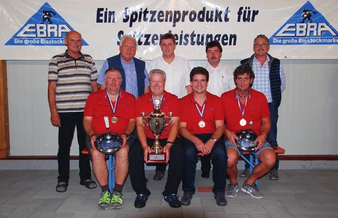 Die Siegermannschaft eingerahmt von den Zweit- und Drittplatzierten, dem Vorsitzenden des EC EBRA Aiterhofen und den Ehrengästen.
