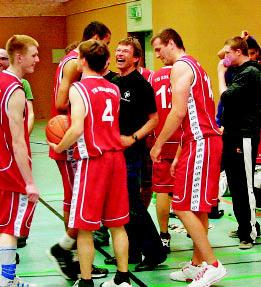 Basketball Herren Aufstieg in die Bezirksklasse perfekt Nach dem letztjährigen Aufstieg in die Kreisliga West belegte die junge Herrenmannschaft des Turnerbunds Erlangen (Durchschnittsalter 19 Jahre)