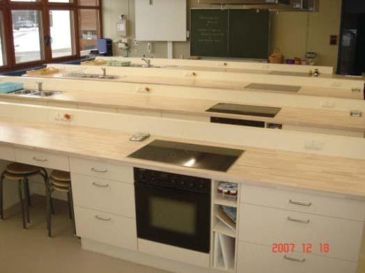 Aus den Fachbereichen Neues Mobiliar für Schulküche Im Jahr 2007 wurde in den Räumen der Berufsfachschule für Hauswirtschaft das Mobiliar einer Schulküche erneuert.