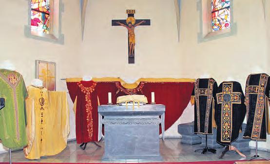 AUS DEM ERZBISTUM Prachtvolle liturgische Gewänder Aegidius-Kapelle beim Tag des Offenen Denkmals BONN-BUSCHDORF.