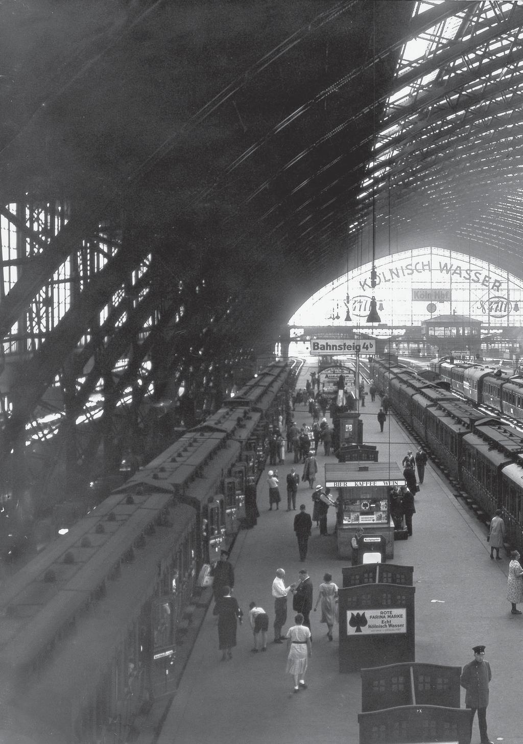 GALERIE Köln in den 30ern Im Hauptbahnhof der Domstadt herrscht an einem spätsommerlichen Tag vor rund 75 Jahren ein geschäftiges Treiben und reger Zugverkehr.