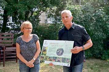 Die Projektmanagerin Naturschutz bei der DUH, Ines Wittig, übergab dem Geschäftsführer der Basis ggmbh, Frank Junkert, die offizielle Tafel zum Garten der Zukunft.