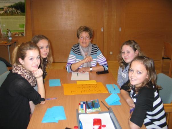 Am 12. Jänner 2012 trafen sich die Schülerinnen und Schüler der 3C mit Seniorinnen und Senioren im Bildungszentrum zum 1.