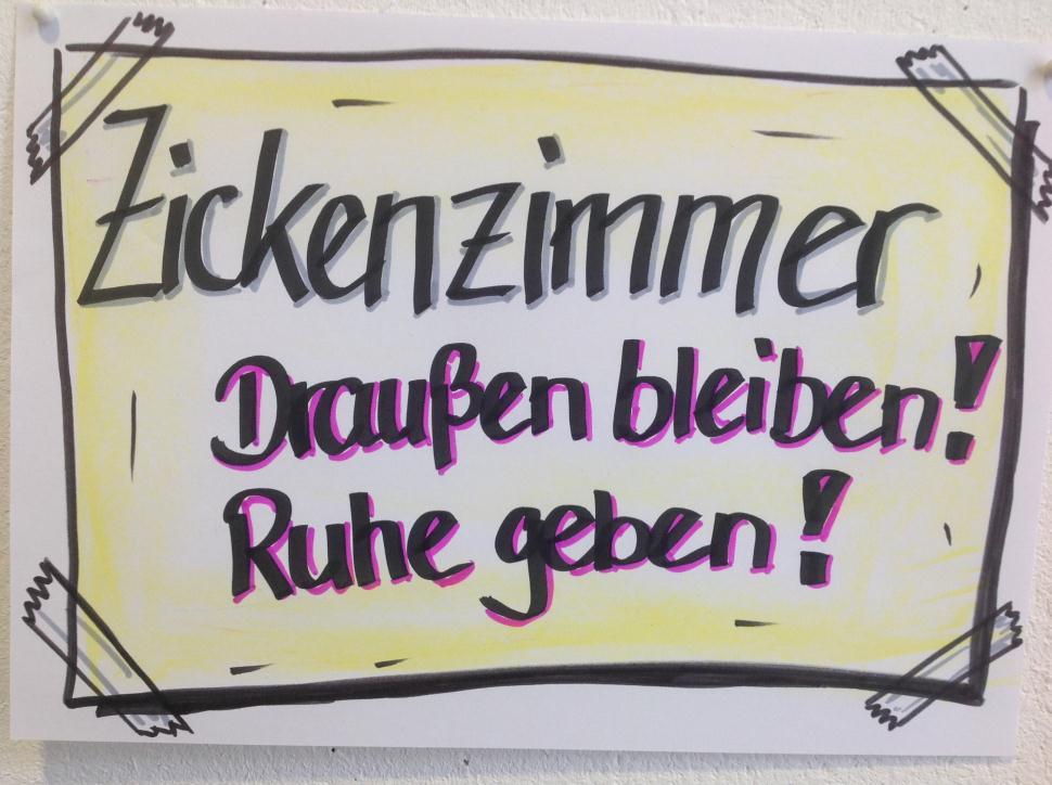 Benötigtes Material zur Aufgabe F1 Zickenzimmer Lisa S. (13 Jahre alt) wohnt mit ihrer kleinen Schwester Anna (7 Jahre) und ihren Eltern Claudia und Matthias in einem Vorort von München.