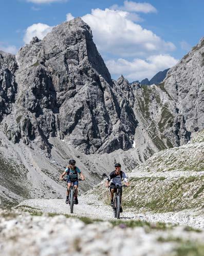 Der bewährte und zugstarke Bosch-Antrieb oder der Shimano Steps E8000-Motor am E-Scope+ macht aus steilen Anstiegen sanfte Hügel und erweitert Ihren Tourenhorizont um viele Kilometer, Erlebnisse und