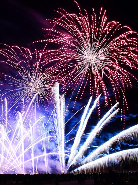 FREIZEITTIPP Da gibt s was auf die Augen: Feuerwerk-Duell Pyro Games in Norderstedt Ein Abend voller Musik und Farben erwartet die Besucher am Sonnabend 12.