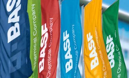 BASF The Chemical Company Überblick Weltweit führendes Chemieunternehmen Umsatz 2010: 63,9 Mrd. Euro EBIT vor Sondereinflüssen 2010: 8,1 Mrd. Euro Nr.
