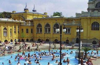 Mein Lieblingsthermalbad unter der großen Auswahl in der Stadt ist das Széchenyi Heilbad im Stadtpark. Es ist knallgelb und im neoklassizistischen Stil gehalten.
