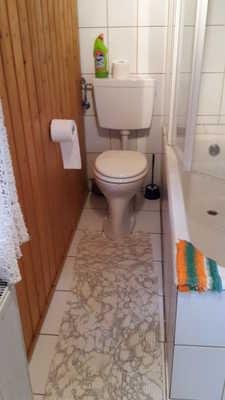 Blick auf die Toilette Blick in die Wanne Blick auf die Blick auf das Waschbecken zum Sanitärraum