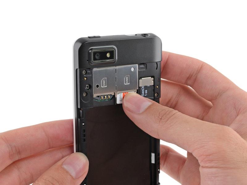 Schritt 5 SIM und MicroSD-Karte Schiebe die SIM-Karte einfach mit deinem Finger nach
