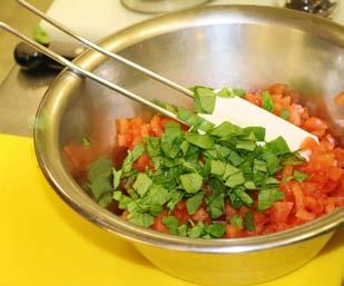 Anschließend die Tomaten in Würfel schneiden. Für das Sugo benötigen wir noch eine ½ rote Zwiebel, diese wird fein gewürfelt und mit den Tomatenwürfeln vermengt.