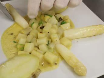 Auf das Gemüse wird die in der Mitte geteilte Maishähnchenbrust angerichtet. Der Teller wird mit 4 Spargelspitzen und zwei halben Morcheln umlegt.