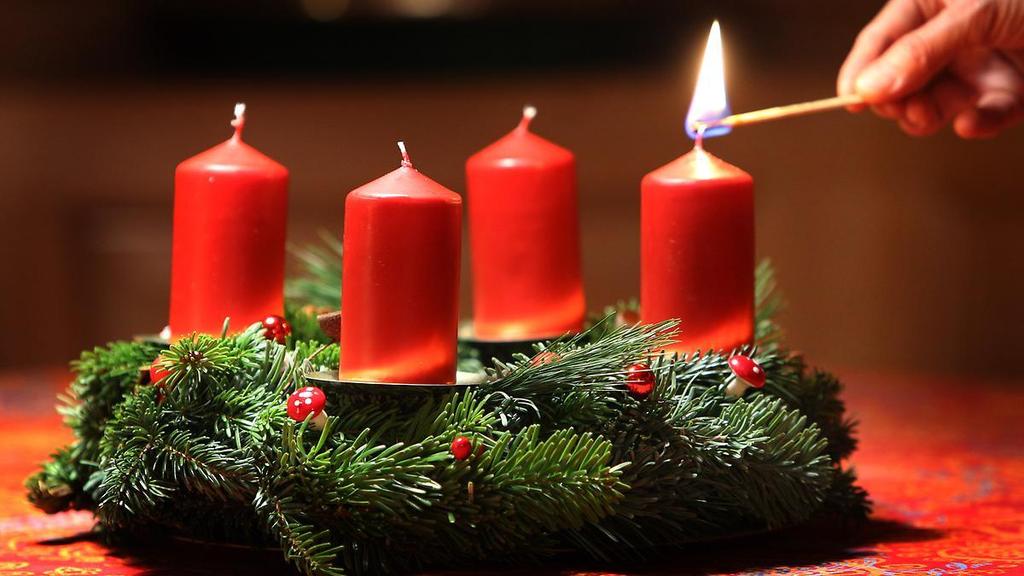 Wir sagen euch an den lieben Advent Sehet, die erste Kerze brennt! Wir sagen euch an eine heilige Zeit.