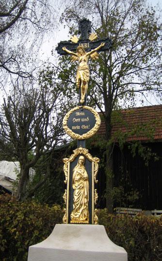 An Allerheiligen konnte in Wolfersgrün das neu renovierte Friedhofskreuz eingeweiht werden. Die Kollekte an diesem Tag war hierfür bestimmt.
