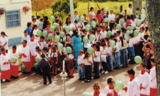 Eine Schulklasse mit Luftballons, die vom Projektteam verteilt wurden. Foto: Proyecto Ognorhynchus Kirche.