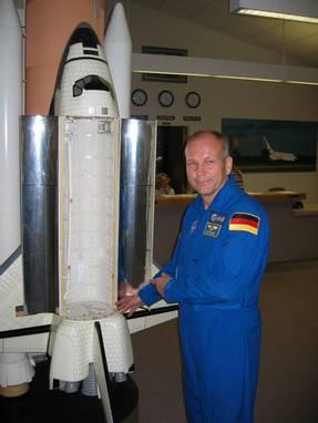 Hans Schlegel am Space Shuttle Modell im Pressezentrum des Kennedy Space Centers in