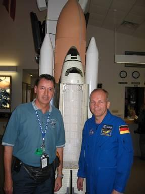 Hans Schlegel mit Gerhard Daum nach dem Interview im Pressezentrum des Kennedy Space