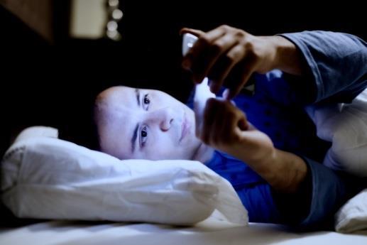 Schlaf & Produktivität Auszubildende Auszubildende, die ihr Smartphone im Bett nutzen, schlafen weniger und schlechter